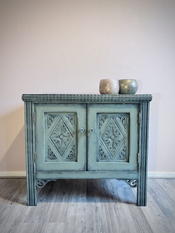 'Green Grace' - Groen kastje met verfijnd houtsnijwerk B66xD37xH60 cm