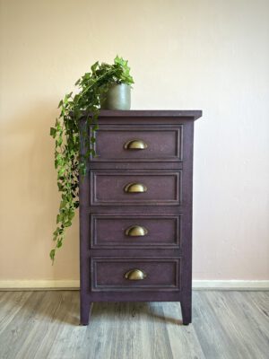 'Velvet Fade' - Donkerpaarse ladekast met patina-effect B45xD30xH76 cm