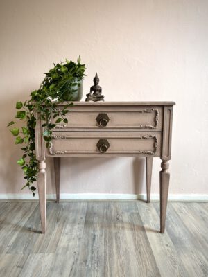‘Blush Relic’ – Lichtroze ladekastje met patina-effect B59xD38×H69 cm