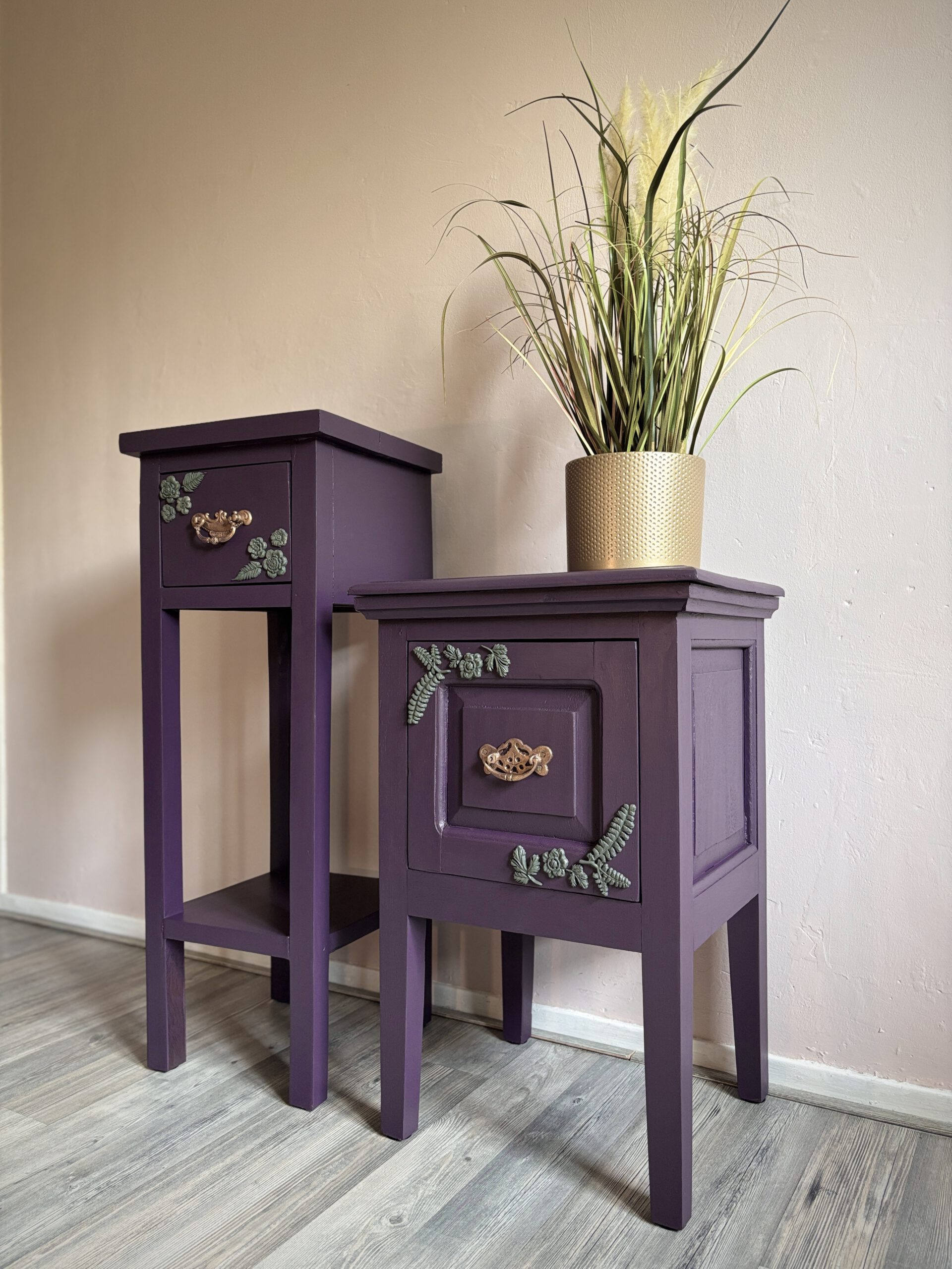 'Gilded Grove' - Donkerpaarse plantentafel met bloemen B31xD31xH82 cm - Afbeelding 10