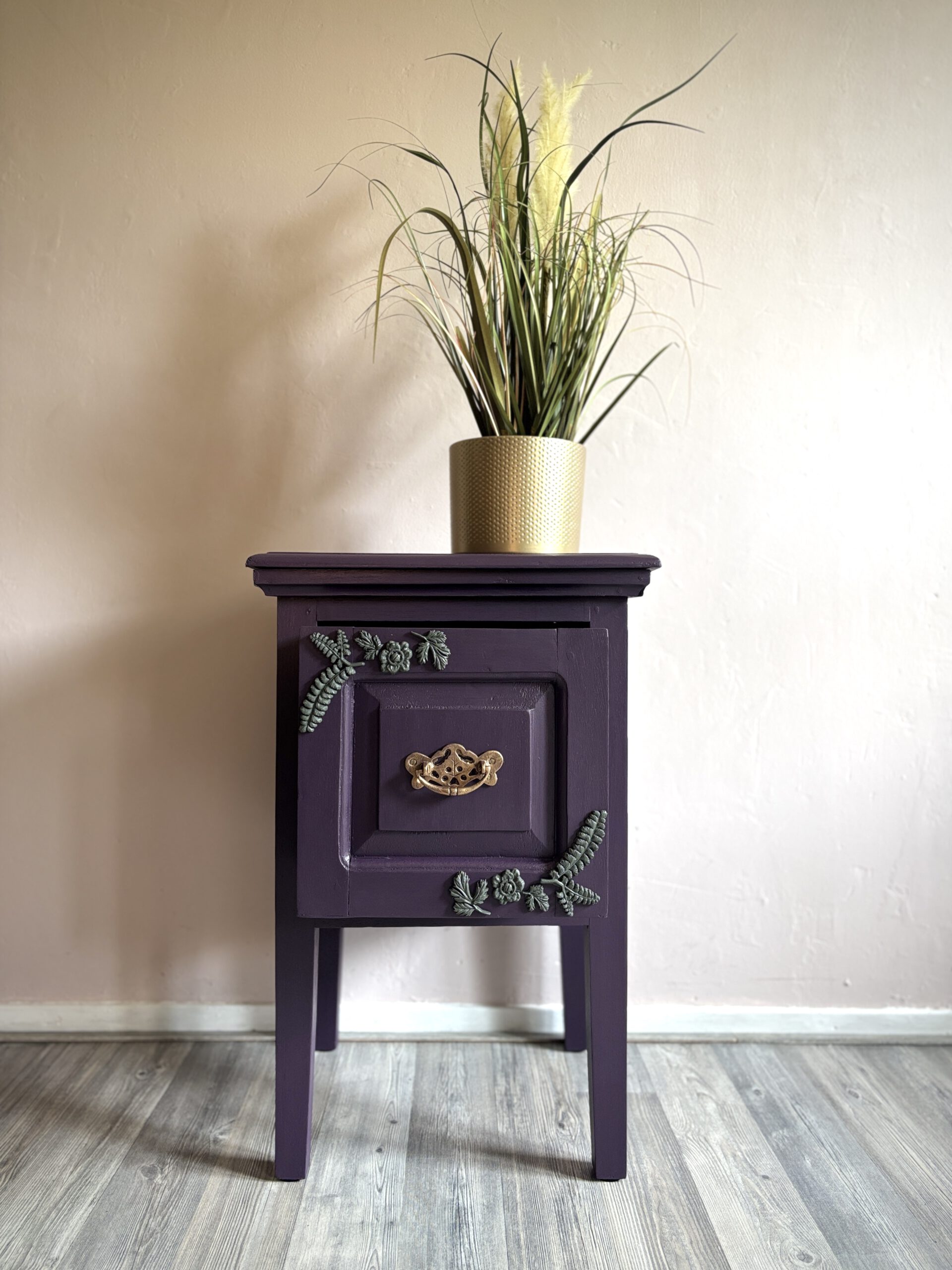 'Gilded Fern' – Donkerpaars koloniaal kastje met bloemen B40xD34xH62 cm