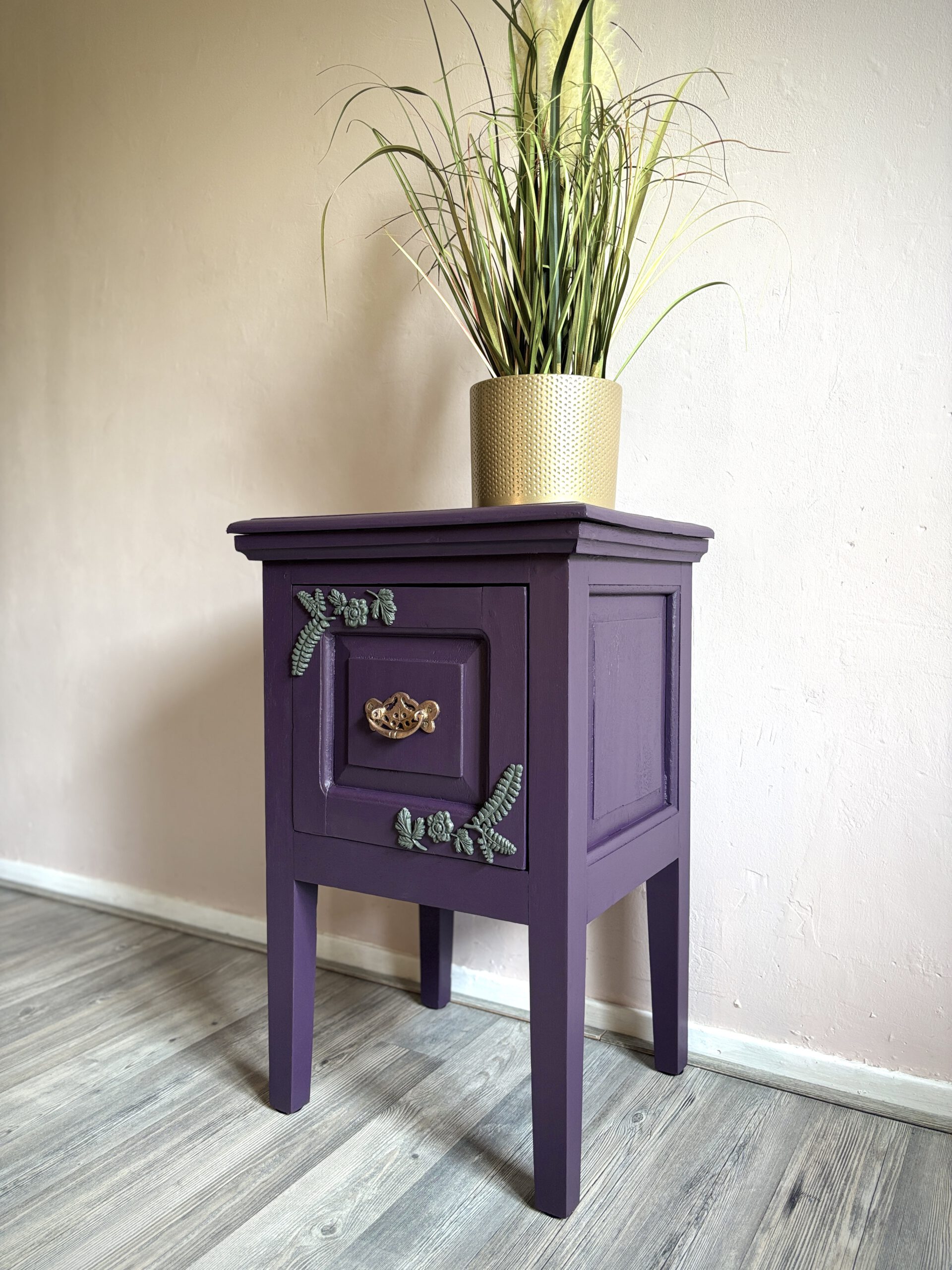 'Gilded Fern' – Donkerpaars koloniaal kastje met bloemen B40xD34xH62 cm - Afbeelding 2