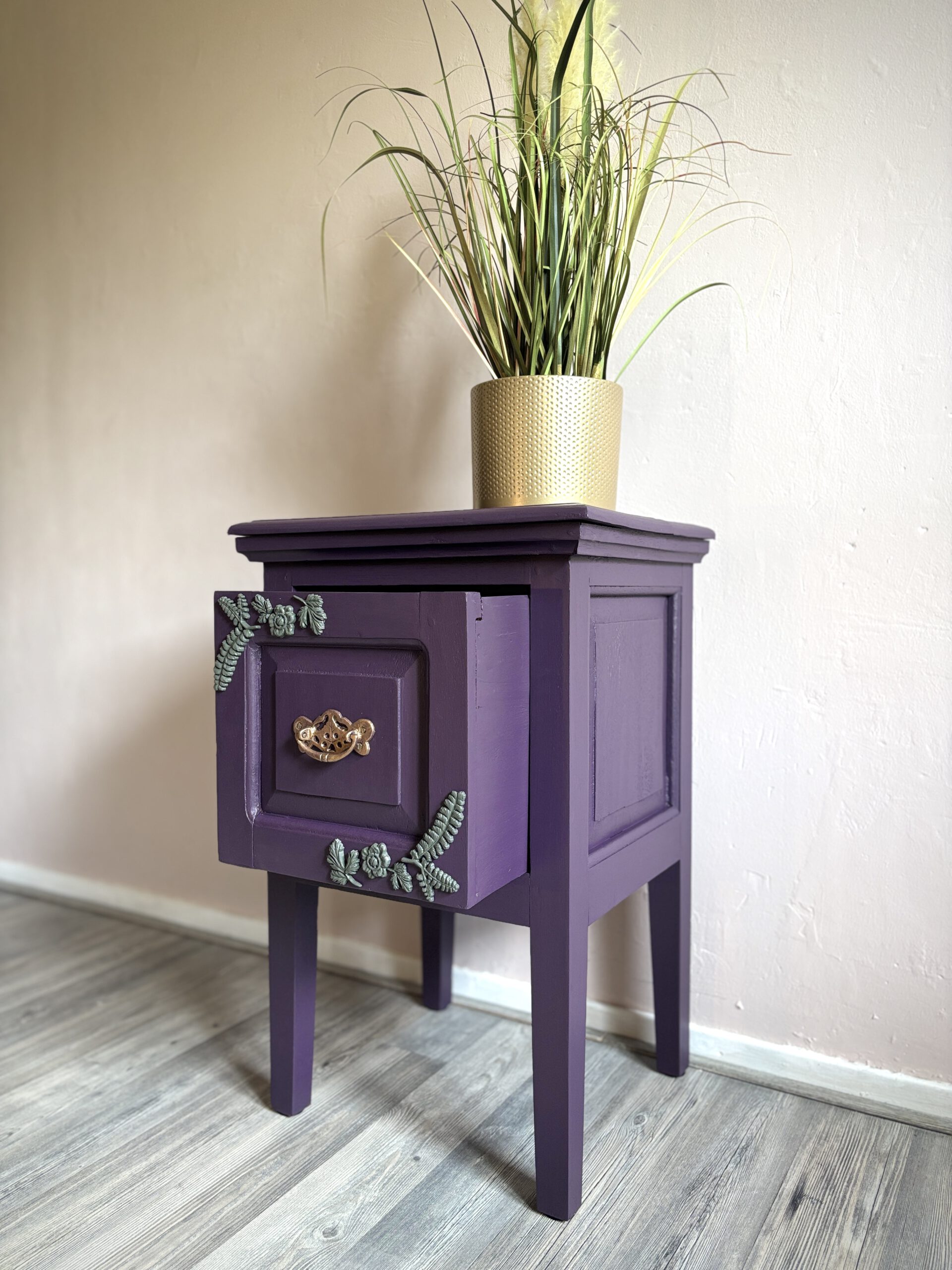 'Gilded Fern' – Donkerpaars koloniaal kastje met bloemen B40xD34xH62 cm - Afbeelding 3