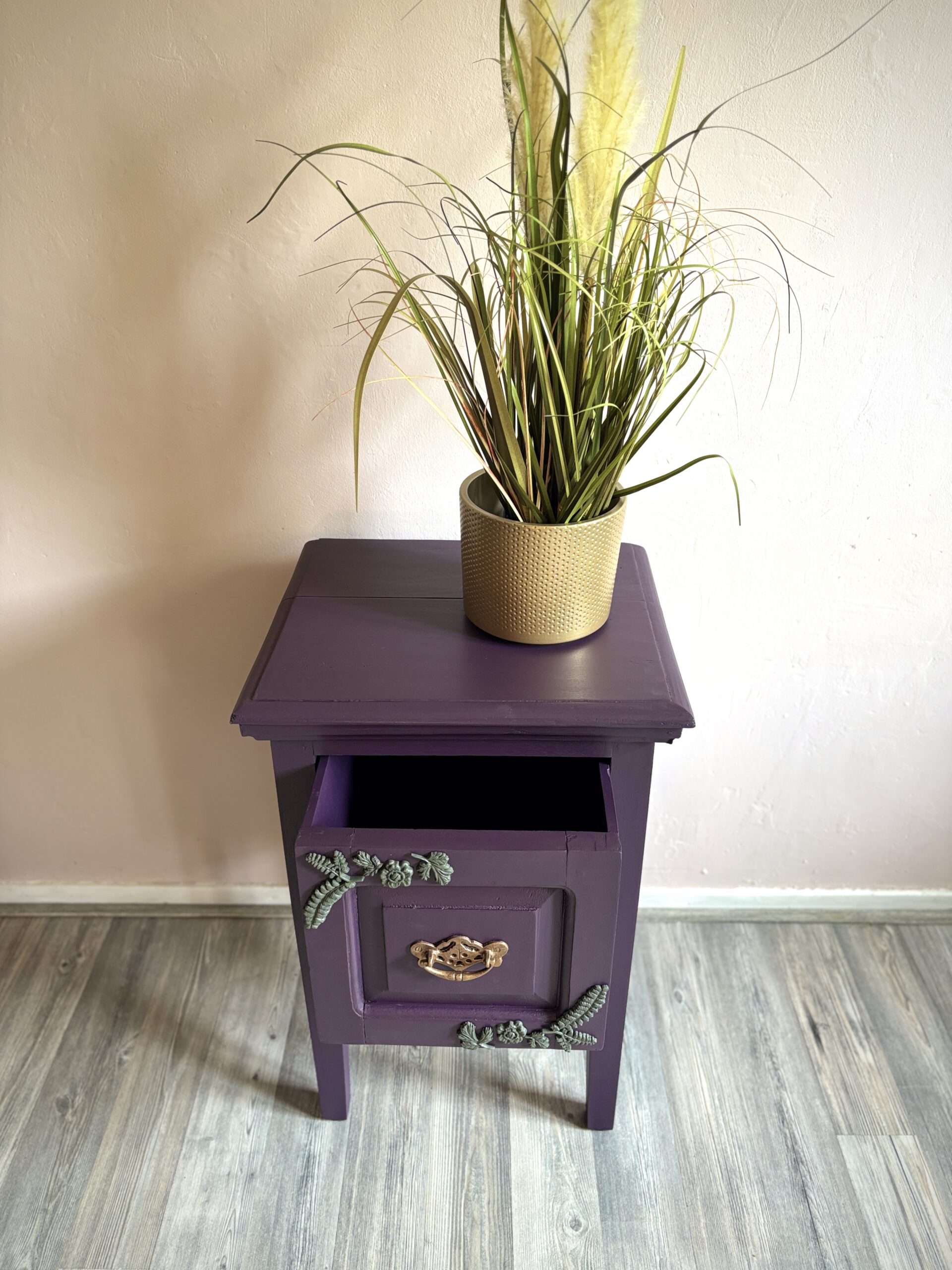 'Gilded Fern' – Donkerpaars koloniaal kastje met bloemen B40xD34xH62 cm - Afbeelding 4