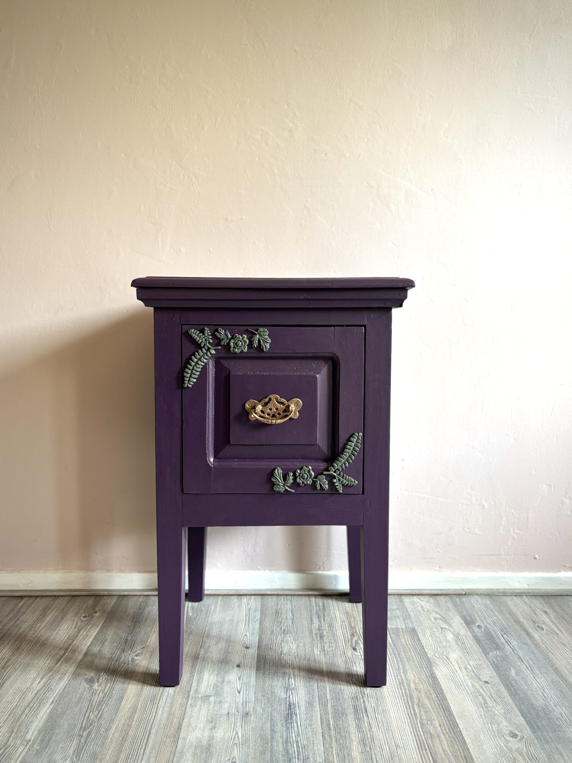 'Gilded Fern' – Donkerpaars koloniaal kastje met bloemen B40xD34xH62 cm - Afbeelding 6