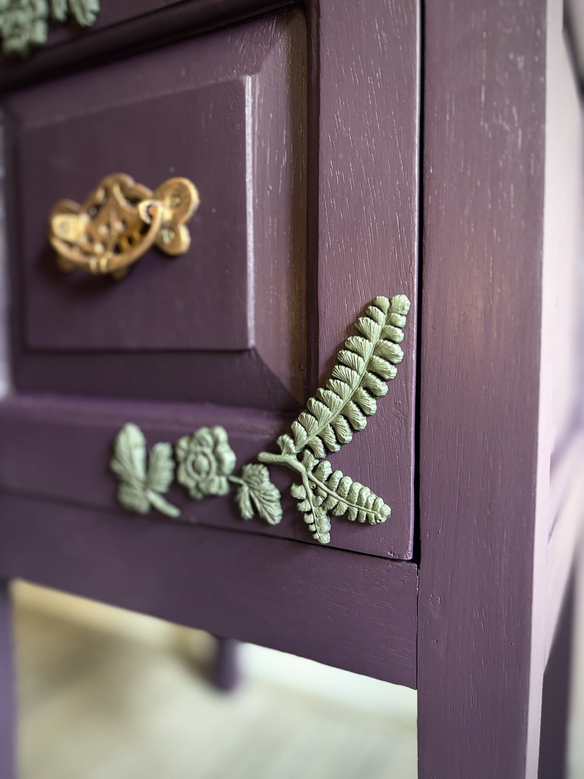 'Gilded Fern' – Donkerpaars koloniaal kastje met bloemen B40xD34xH62 cm - Afbeelding 7