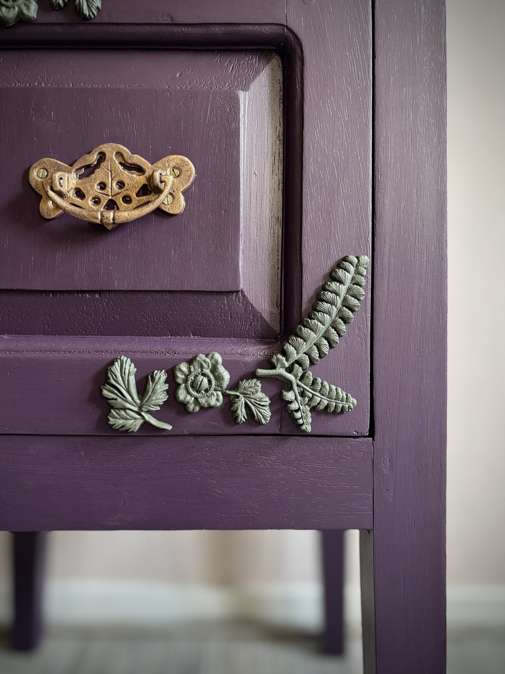 'Gilded Fern' – Donkerpaars koloniaal kastje met bloemen B40xD34xH62 cm - Afbeelding 8