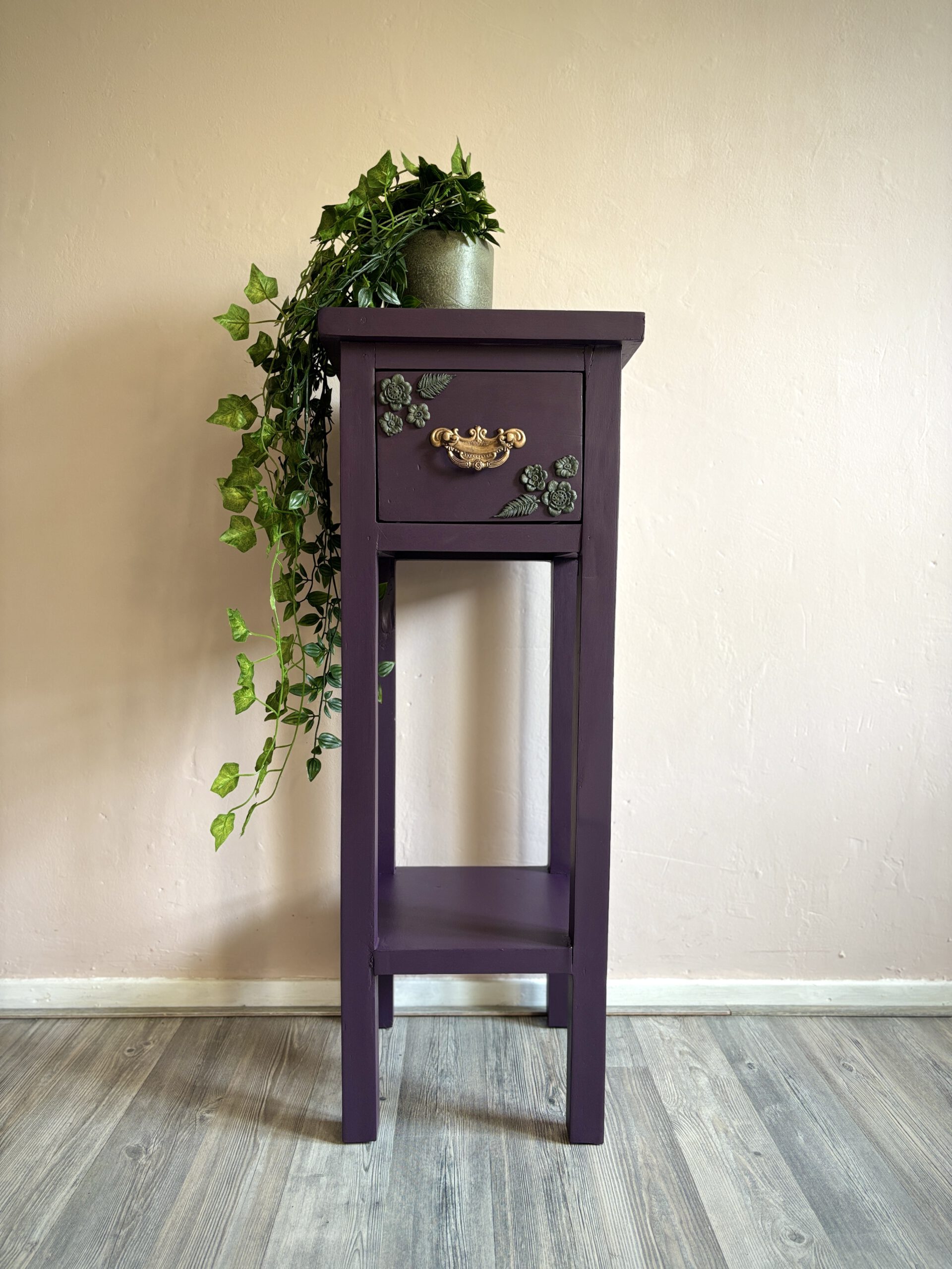 'Gilded Grove' - Donkerpaarse plantentafel met bloemen B31xD31xH82 cm