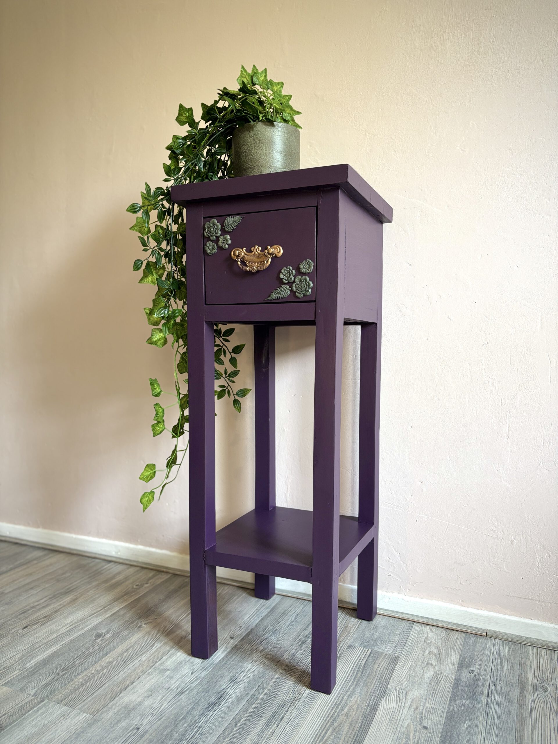 'Gilded Grove' - Donkerpaarse plantentafel met bloemen B31xD31xH82 cm - Afbeelding 2