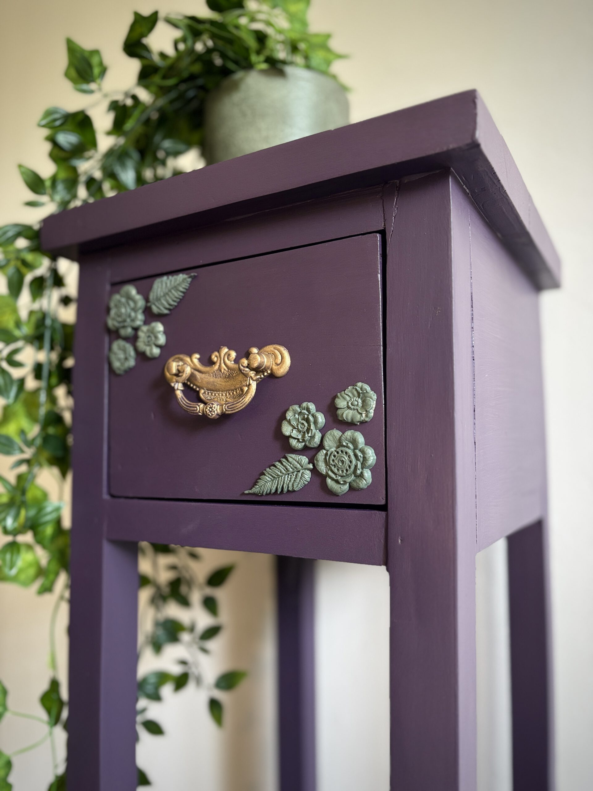 'Gilded Grove' - Donkerpaarse plantentafel met bloemen B31xD31xH82 cm - Afbeelding 3