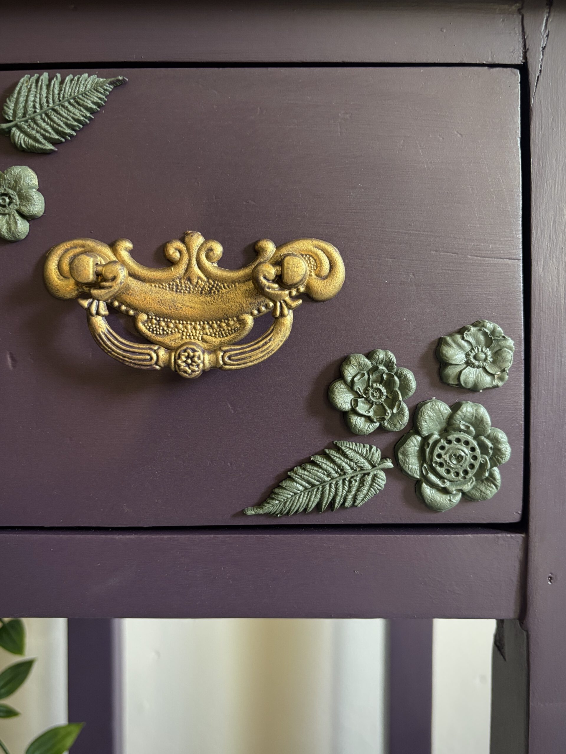 'Gilded Grove' - Donkerpaarse plantentafel met bloemen B31xD31xH82 cm - Afbeelding 7