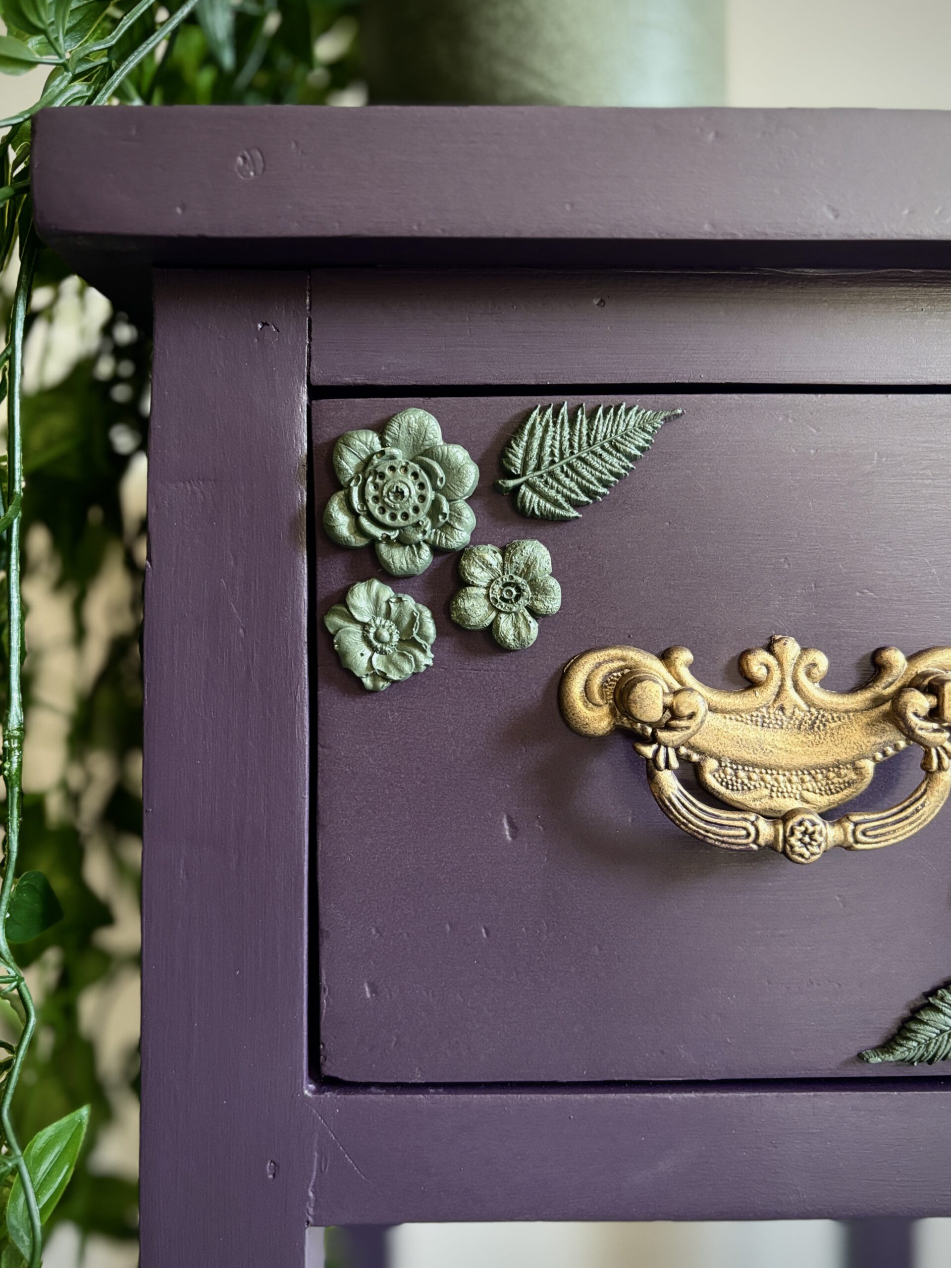 'Gilded Grove' - Donkerpaarse plantentafel met bloemen B31xD31xH82 cm - Afbeelding 5