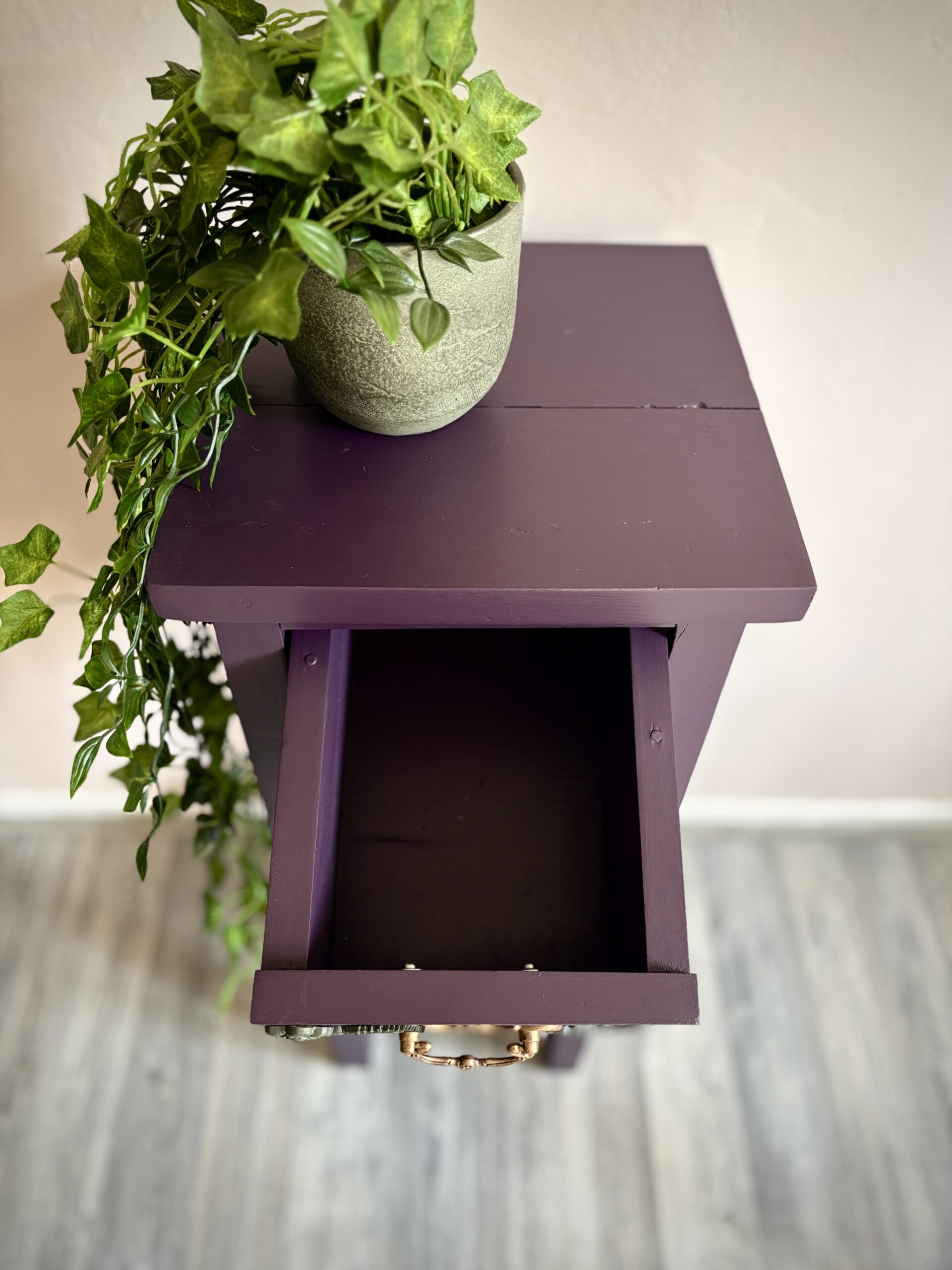 'Gilded Grove' - Donkerpaarse plantentafel met bloemen B31xD31xH82 cm - Afbeelding 4