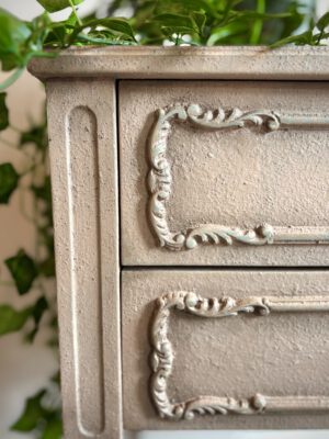 ‘Blush Relic’ – Lichtroze ladekastje met patina-effect B59xD38×H69 cm - Afbeelding 3
