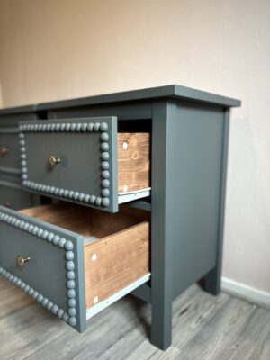 'Beaded Duo' - Donkergroene gerestylede Hemnes nachtkastjes B54xD38xH66 cm - Afbeelding 9