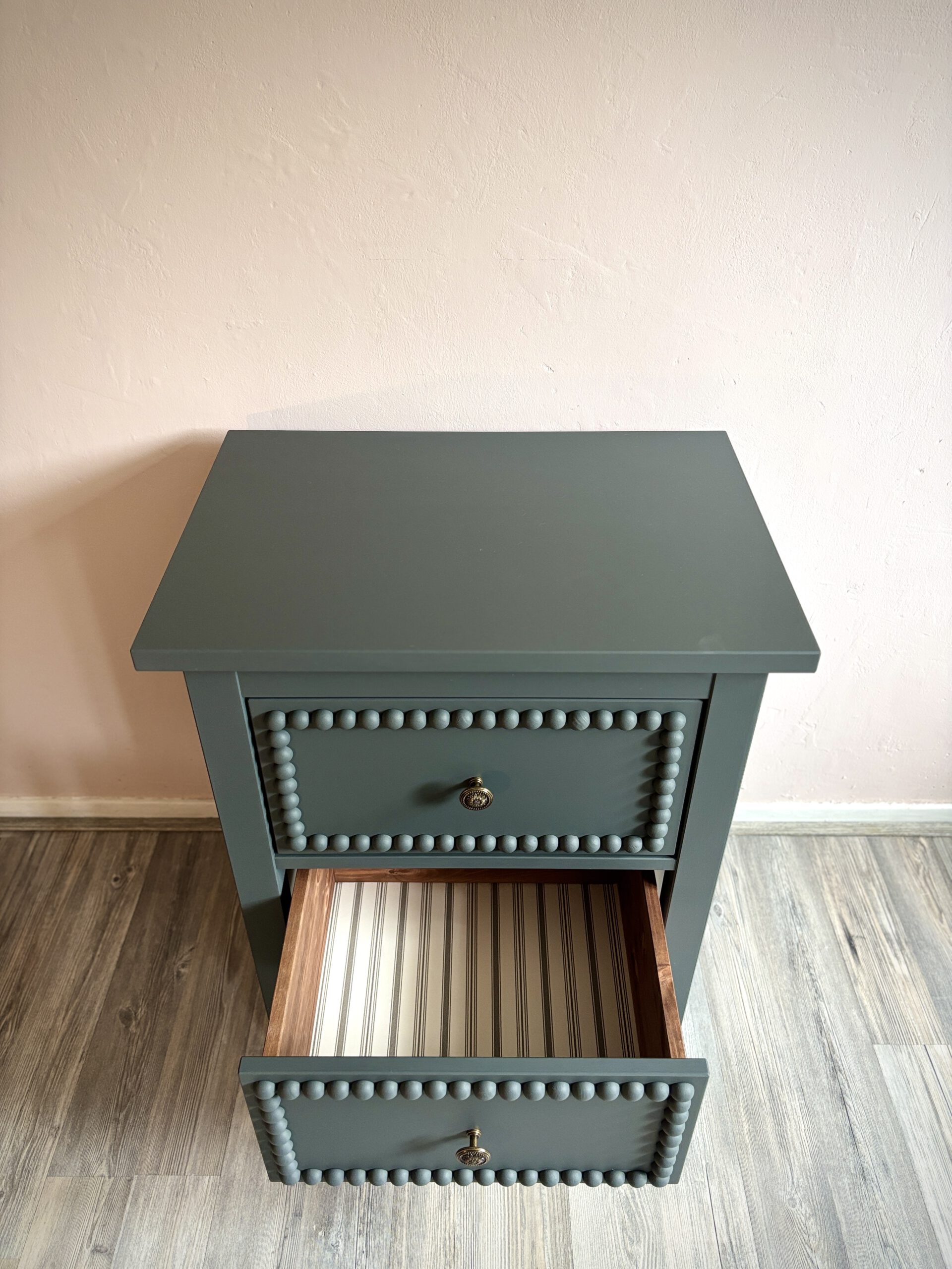 'Beaded Duo' - Donkergroene gerestylede Hemnes nachtkastjes B54xD38xH66 cm - Afbeelding 11