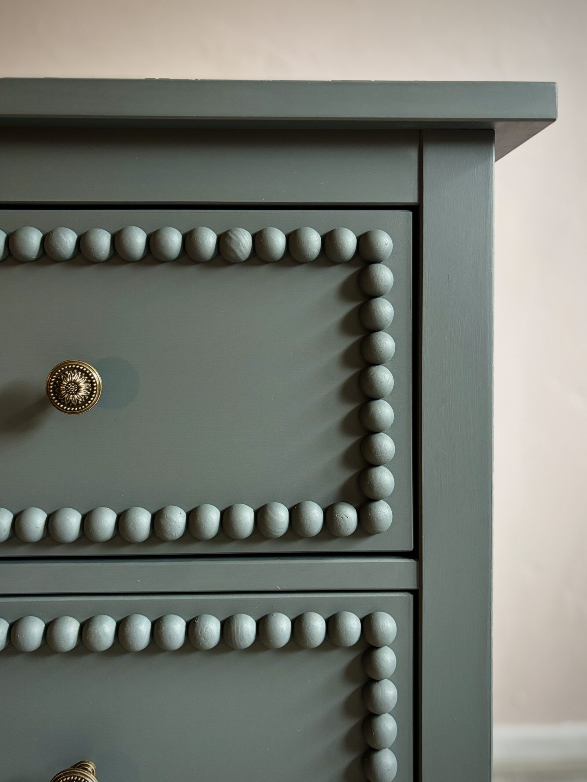 'Beaded Duo' - Donkergroene gerestylede Hemnes nachtkastjes B54xD38xH66 cm - Afbeelding 4
