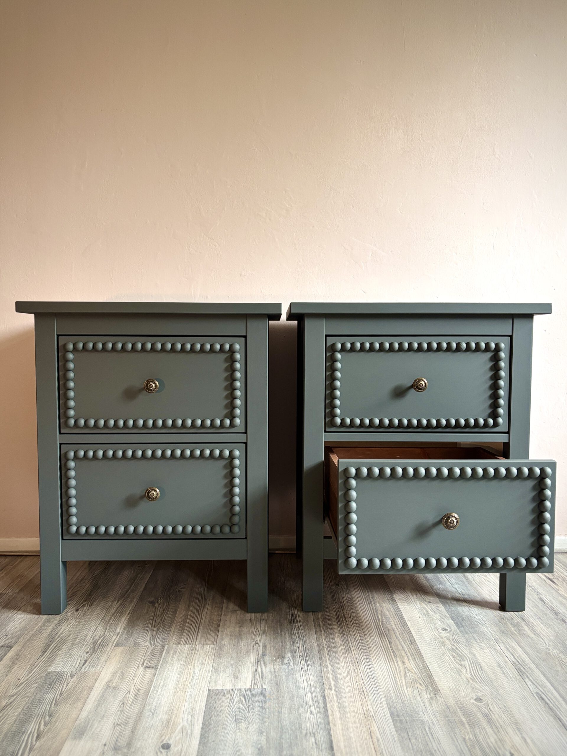 'Beaded Duo' - Donkergroene gerestylede Hemnes nachtkastjes B54xD38xH66 cm - Afbeelding 7
