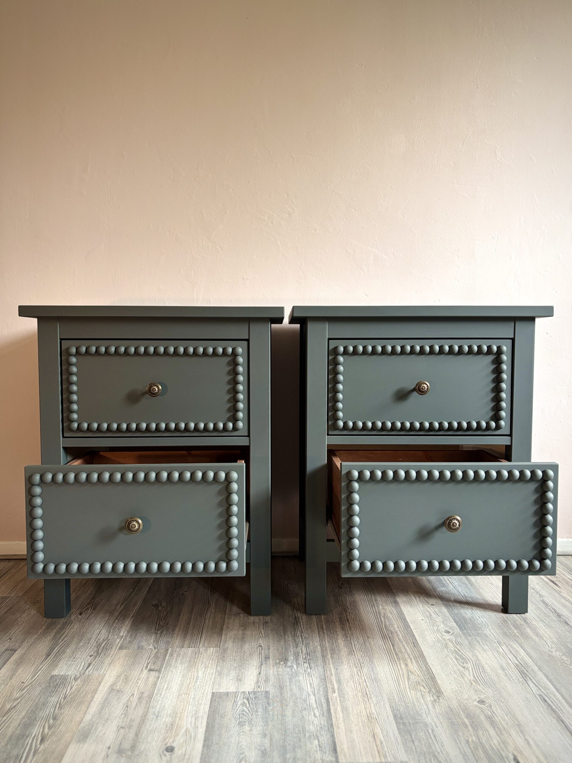 'Beaded Duo' - Donkergroene gerestylede Hemnes nachtkastjes B54xD38xH66 cm - Afbeelding 6