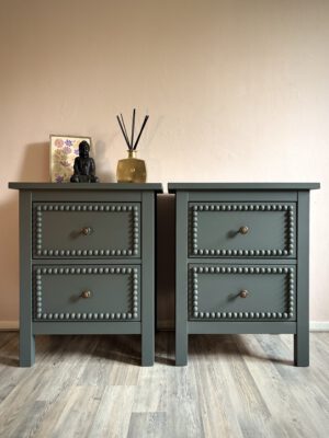 'Beaded Duo' - Donkergroene gerestylede Hemnes nachtkastjes B54xD38xH66 cm