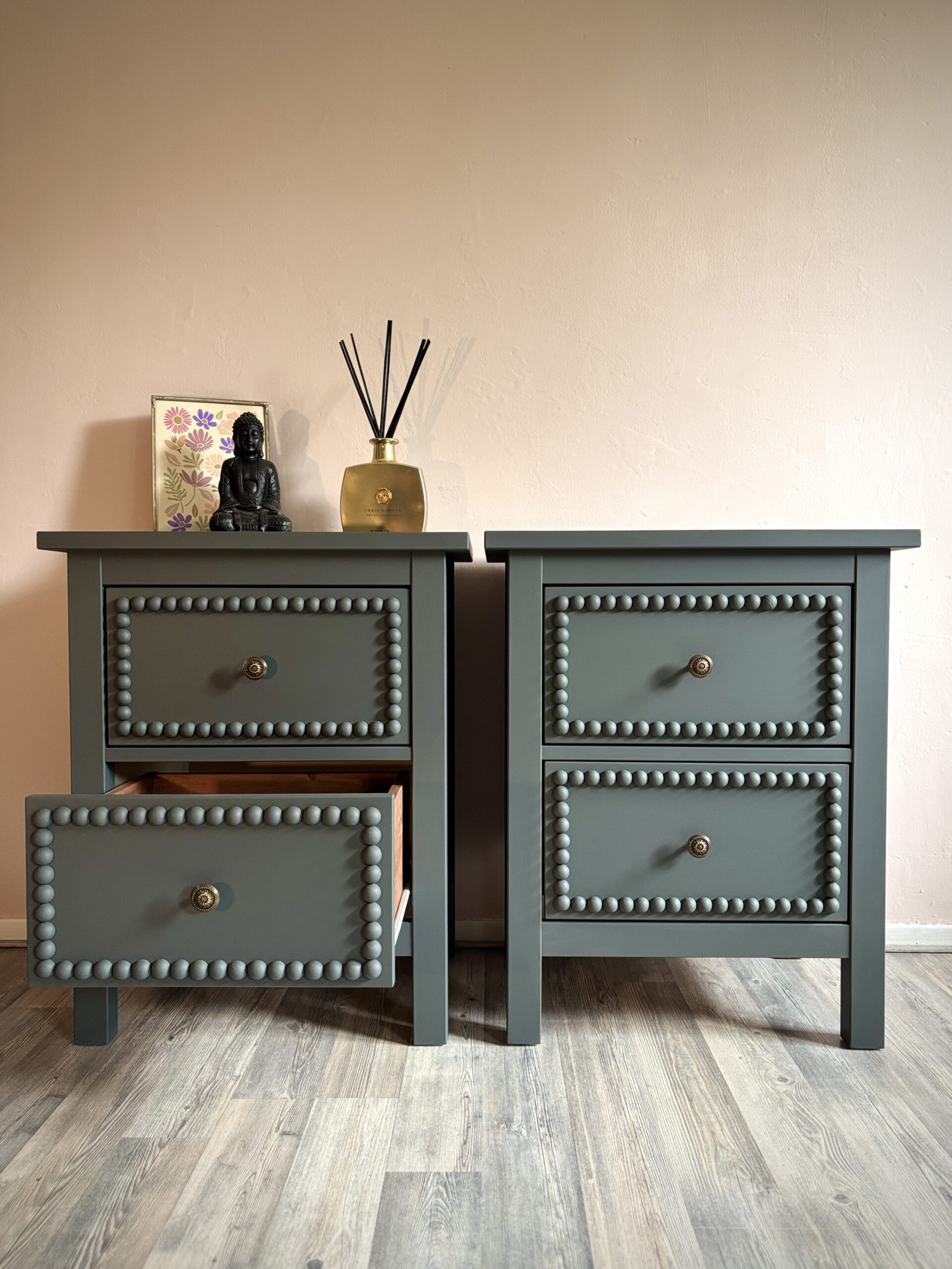 'Beaded Duo' - Donkergroene gerestylede Hemnes nachtkastjes B54xD38xH66 cm - Afbeelding 2