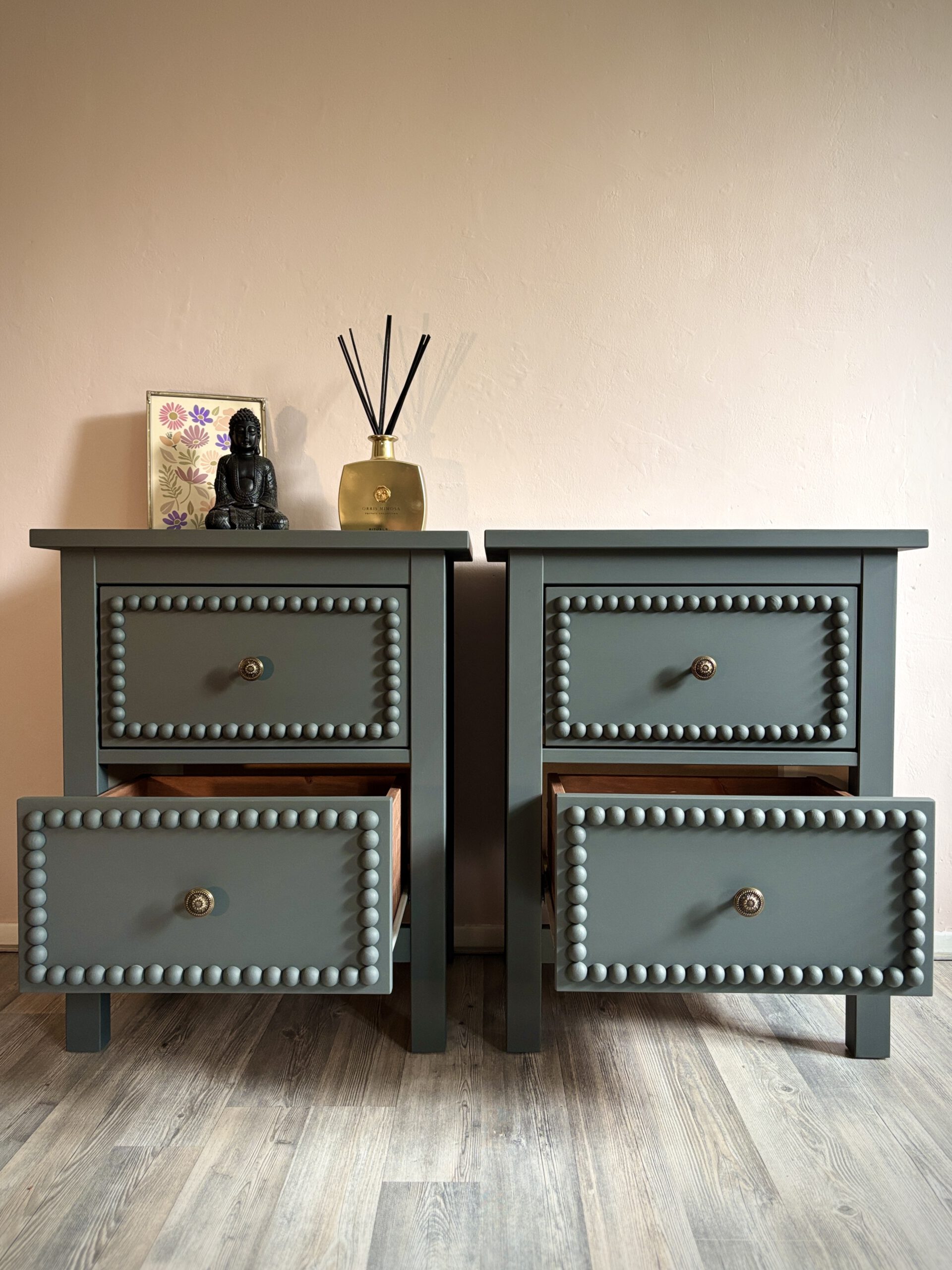 'Beaded Duo' - Donkergroene gerestylede Hemnes nachtkastjes B54xD38xH66 cm - Afbeelding 3