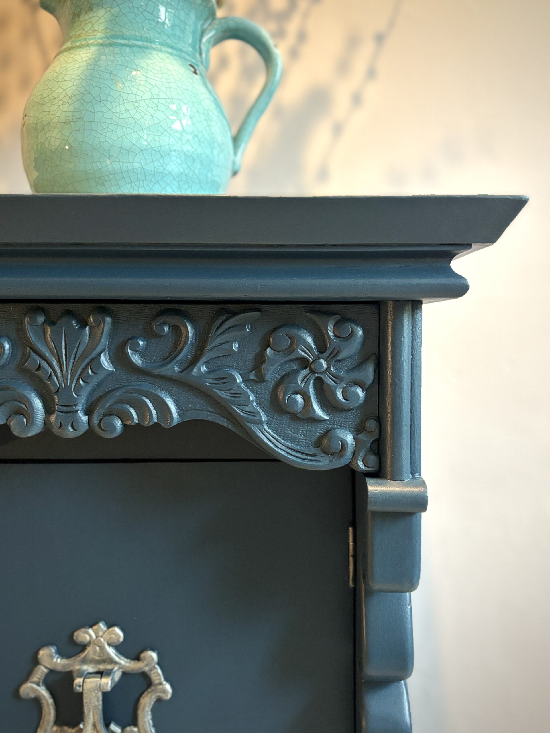 'Blue Baroque' - Donkerblauw dressoir met sierlijke elementen B104xD44,5xH73 cm - Afbeelding 7