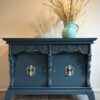 'Blue Baroque' - Donkerblauw dressoir met sierlijke elementen B104xD44,5xH73 cm