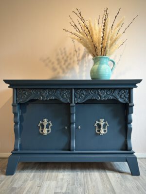 'Blue Baroque' - Donkerblauw dressoir met sierlijke elementen B104xD44,5xH73 cm