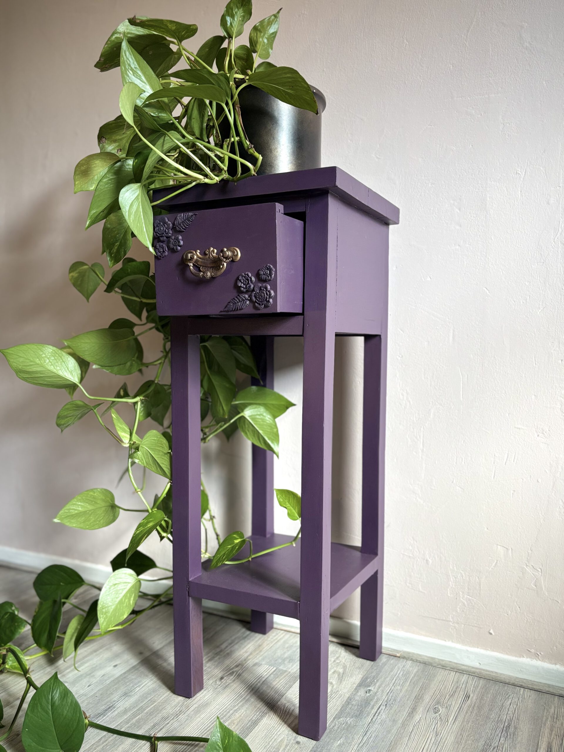 'Gilded Grove' - Donkerpaarse plantentafel met bloemen B31xD31xH82 cm - Afbeelding 3
