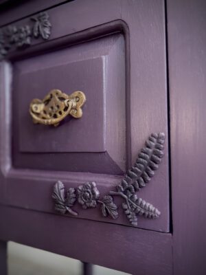 'Gilded Fern' – Donkerpaars koloniaal kastje met bloemen B40xD34xH62 cm - Afbeelding 4