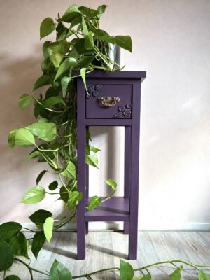 'Gilded Grove' - Donkerpaarse plantentafel met bloemen B31xD31xH82 cm
