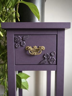 'Gilded Grove' - Donkerpaarse plantentafel met bloemen B31xD31xH82 cm - Afbeelding 5