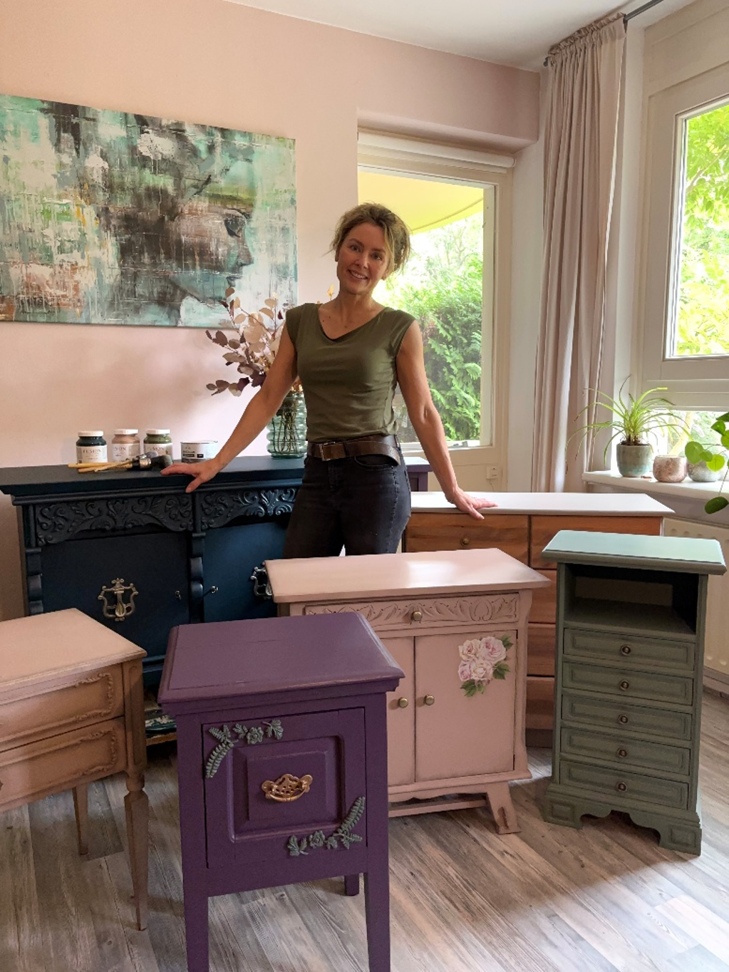 Vrouw met kleurrijke gerestylede meubels van Wild Brush