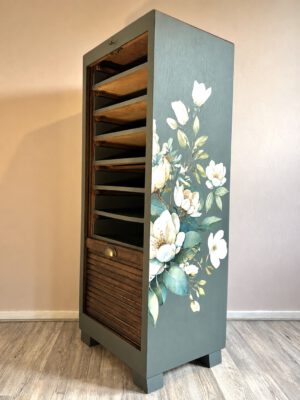 'Magnolia Secret' - Groen/ houtkleurige archiefkast met bloemen B46xD36xH114,5