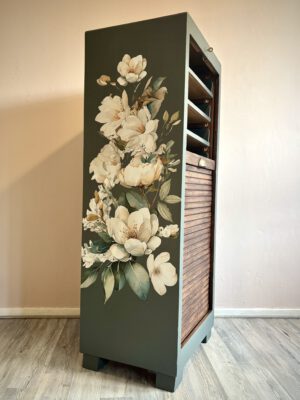 'Magnolia Secret' - Groen/ houtkleurige archiefkast met bloemen B46xD36xH114,5 - Afbeelding 10