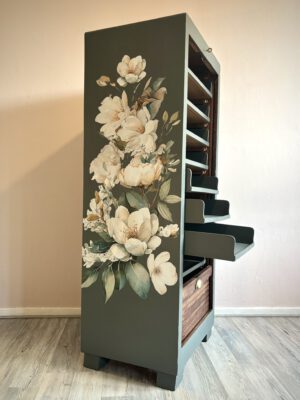 'Magnolia Secret' - Groen/ houtkleurige archiefkast met bloemen B46xD36xH114,5 - Afbeelding 11
