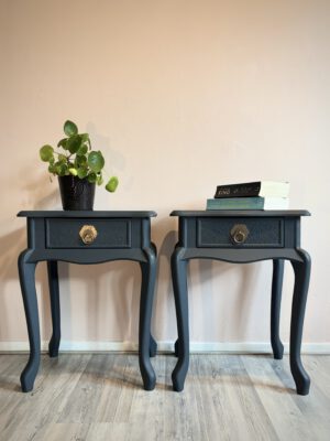 'Midnight Grace' – Donkerblauwe nachtkastjes in Queen Anne-stijl B44xD32xH57 cm