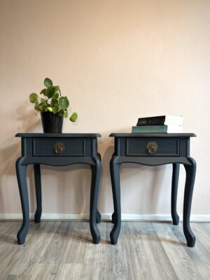 'Midnight Grace' – Donkerblauwe nachtkastjes in Queen Anne-stijl B44xD32xH57 cm