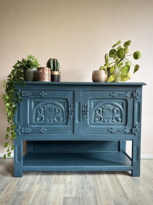 'Indigo Mist' - Donkerblauw koloniaal dressoir B99,5xD40xH70 cm