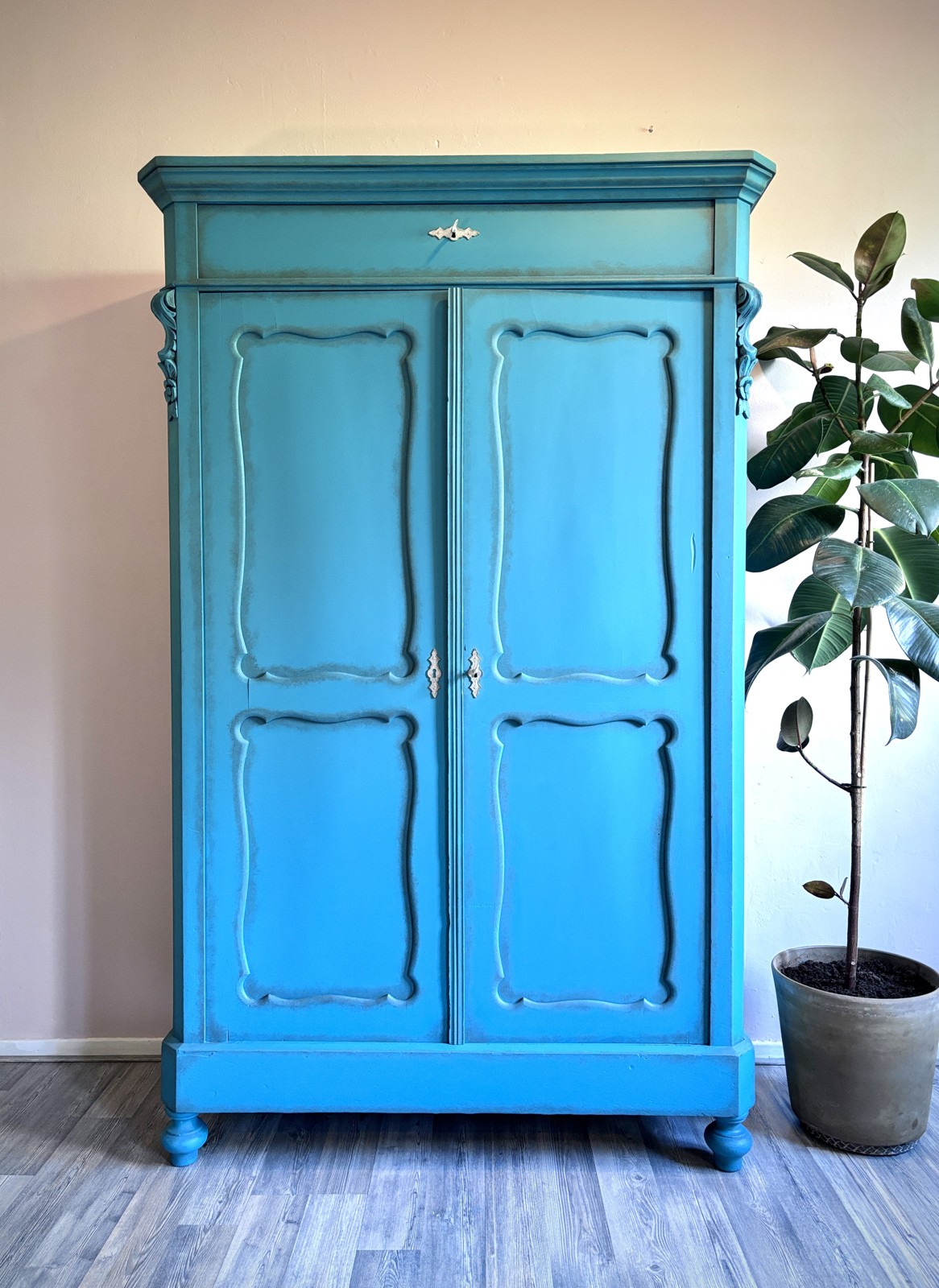 Biedermeierkast na de restyling door Wild Brush