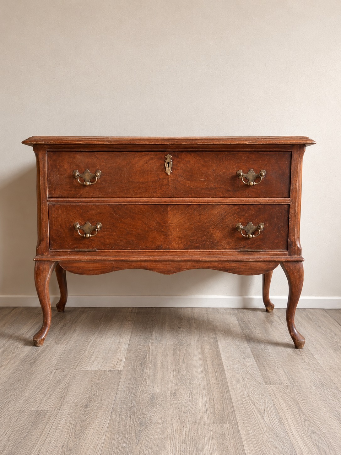 Frans dressoir vóór de restyling door Wild Brush